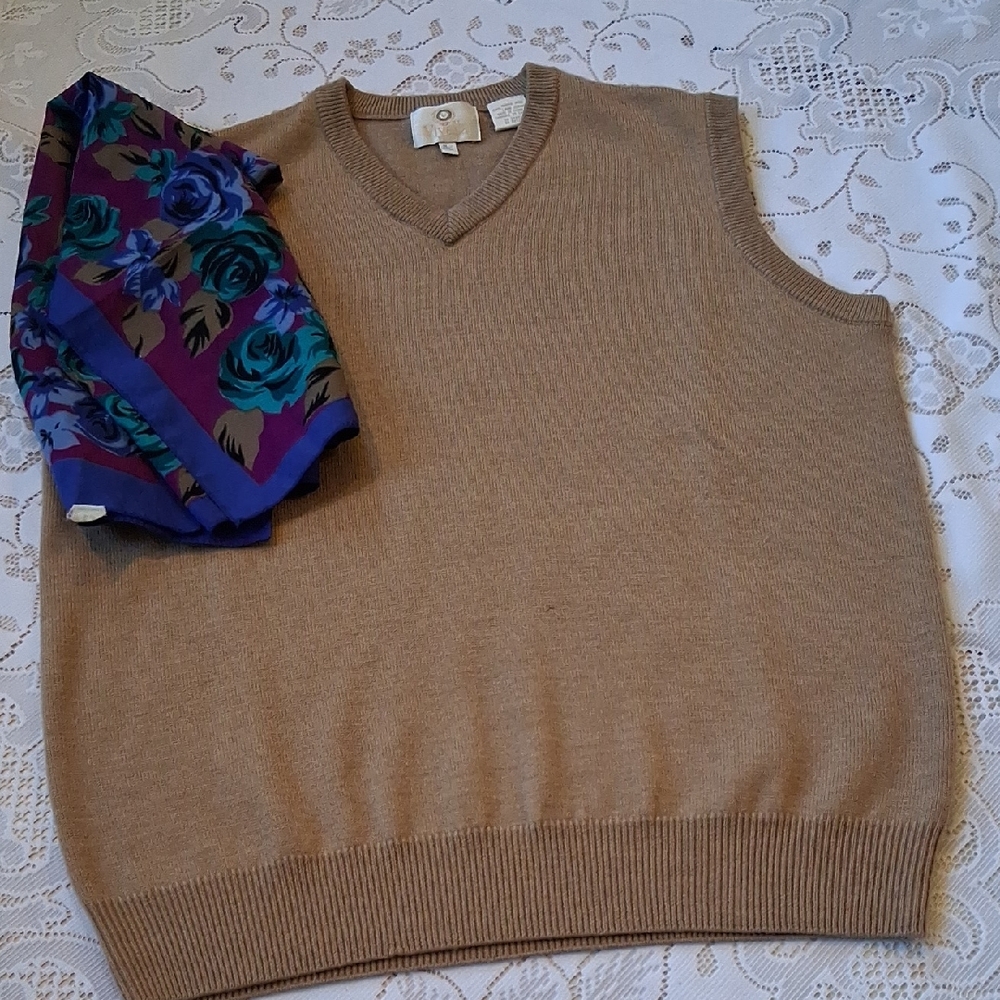 Unisex Tan 100% Wool Sweater Vest SZ Med . Bonus Scarf